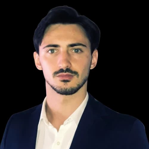 Portret al lui George: sacou închis la culoare, cămașă deschisă, privind spre cameră